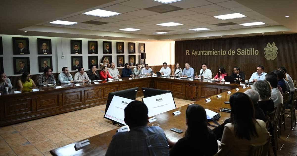 Integrantes del Ayuntamiento de Saltillo durante una sesión.