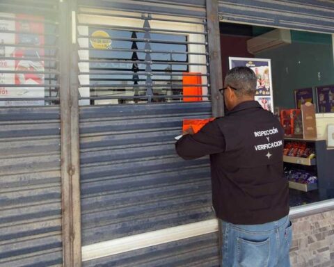 Inspector clausurando una tienda de bebidas alcohólicas.