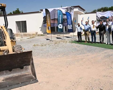 Funcionarios dando el banderazo para la construcción de una clínica en Saltillo.