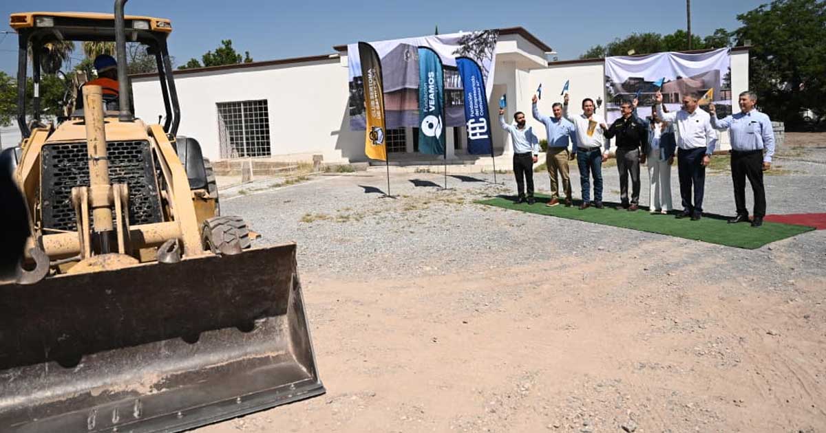 Funcionarios dando el banderazo para la construcción de una clínica en Saltillo.