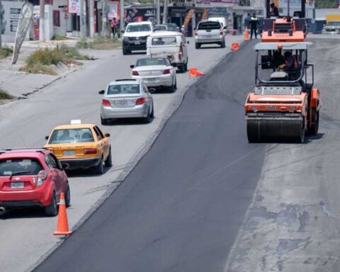 Rehabilitación del pavimento en una calle de Saltillo.
