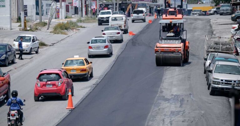 Rehabilitación del pavimento en una calle de Saltillo.