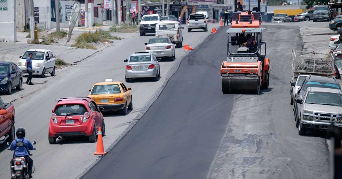 Rehabilitación del pavimento en una calle de Saltillo.
