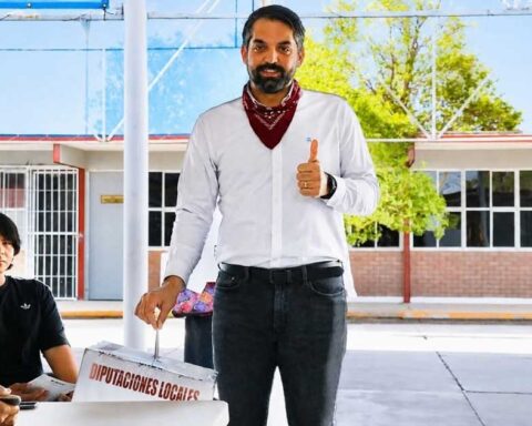 Antonio Attolini, candidato por el Distrito 9, introduciendo su voto en una urna.