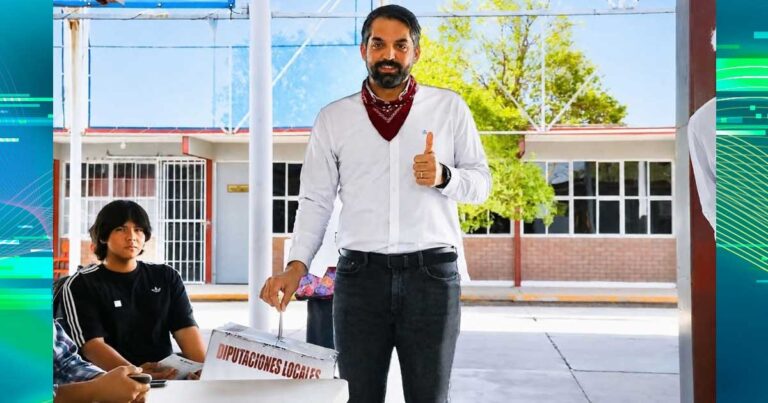 Antonio Attolini, candidato por el Distrito 9, introduciendo su voto en una urna.
