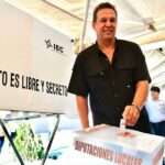 Hugo Dávila, candidato del PRI, introduciendo su voto a una urna.
