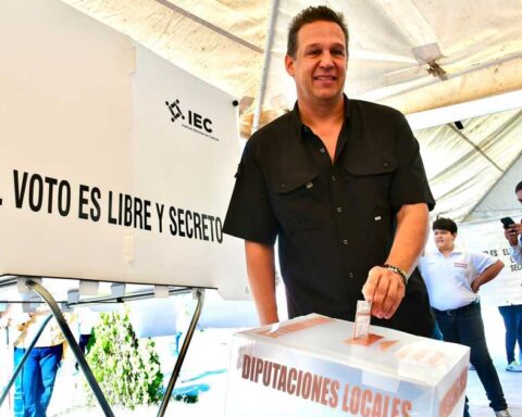 Hugo Dávila, candidato del PRI, introduciendo su voto a una urna.