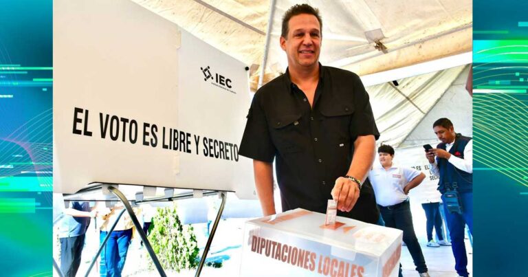 Hugo Dávila, candidato del PRI, introduciendo su voto a una urna.