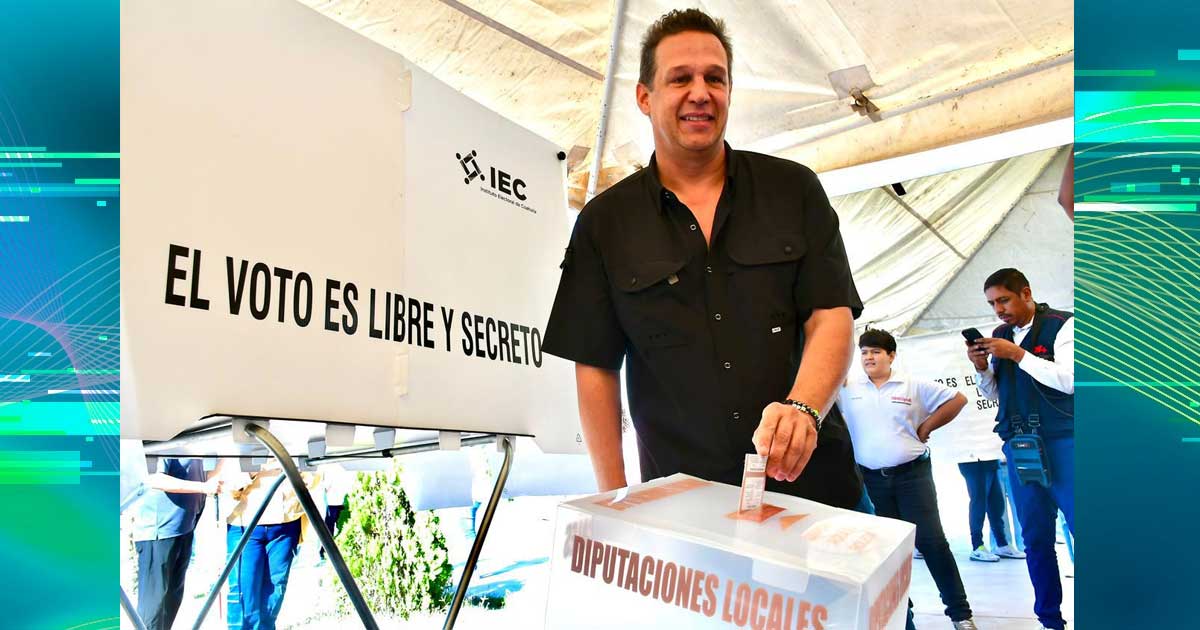 Hugo Dávila, candidato del PRI, introduciendo su voto a una urna.