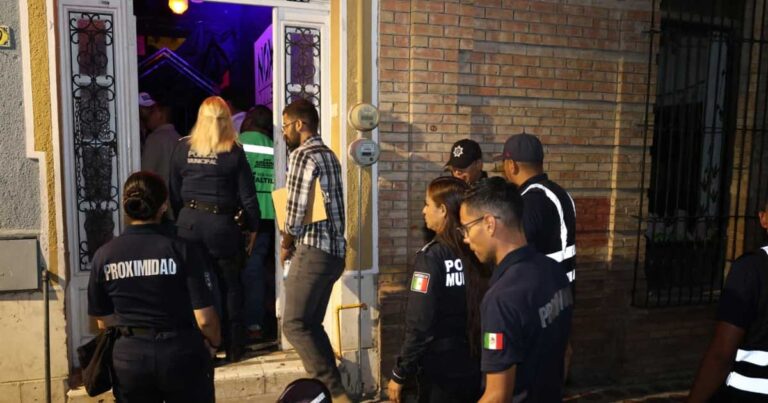 Corporaciones en un operativo a bares y restaurantes en el Centro Histórico de Saltillo.