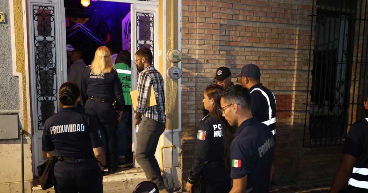 Corporaciones en un operativo a bares y restaurantes en el Centro Histórico de Saltillo.