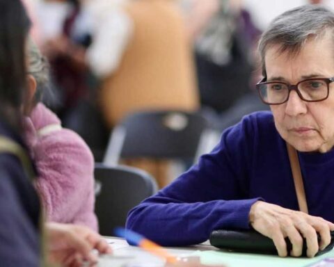 Adulta mayor durane el registro a la Pensión Bienestar.
