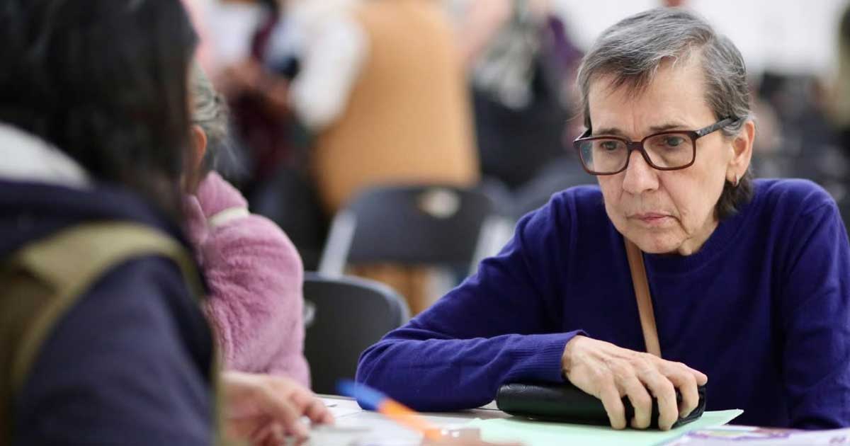 Adulta mayor durane el registro a la Pensión Bienestar.
