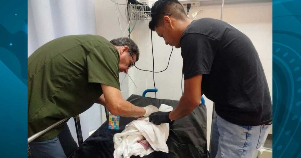 Bebé atendido por un médico y el paramédico que simuló encontrarlo.