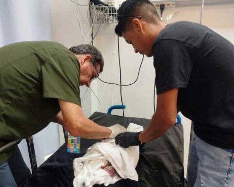 Bebé atendido por un médico y el paramédico que simuló encontrarlo.