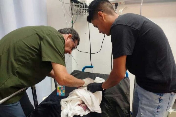 Bebé atendido por un médico y el paramédico que simuló encontrarlo.