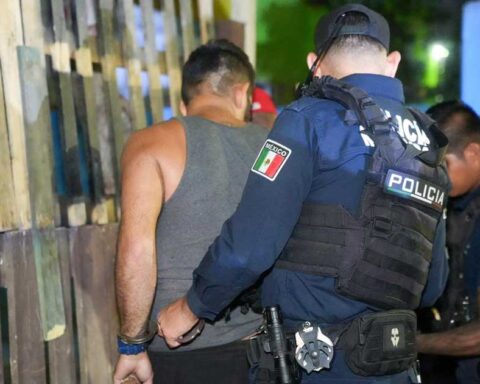 Policía de Ramos Arizpe arrestando a un hombre.