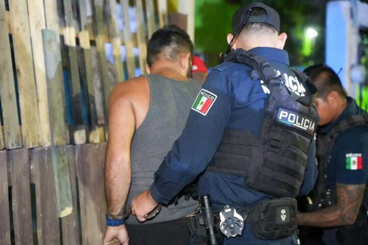 Policía de Ramos Arizpe arrestando a un hombre.