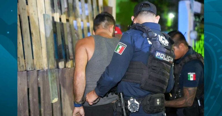 Policía de Ramos Arizpe arrestando a un hombre.