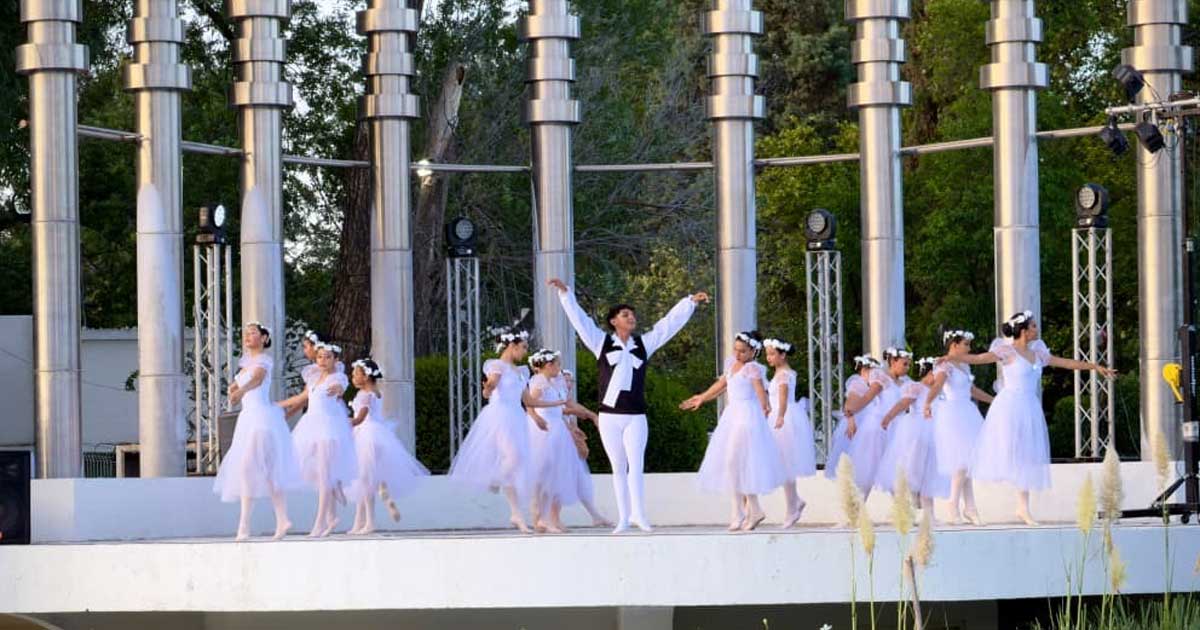 Bailarines en el FINA