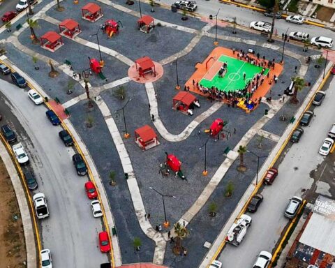Vista aérea de plaza rehabilitada en Ramos Arizpe.