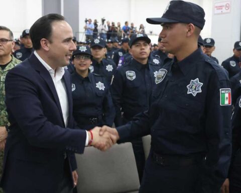 El gobernador Manolo Jiménez saludando a policías de Coahuila.