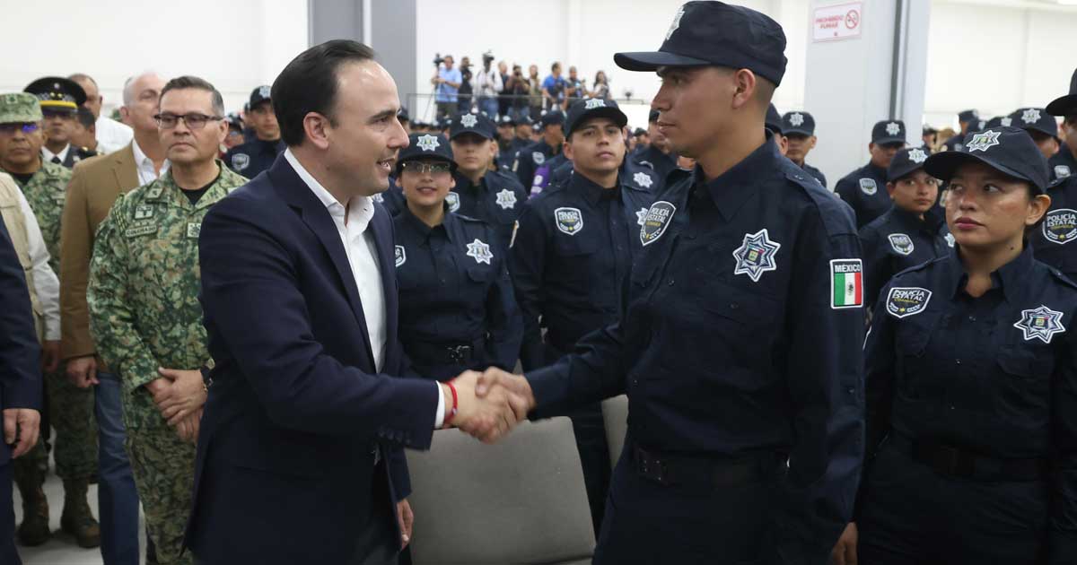 El gobernador Manolo Jiménez saludando a policías de Coahuila.
