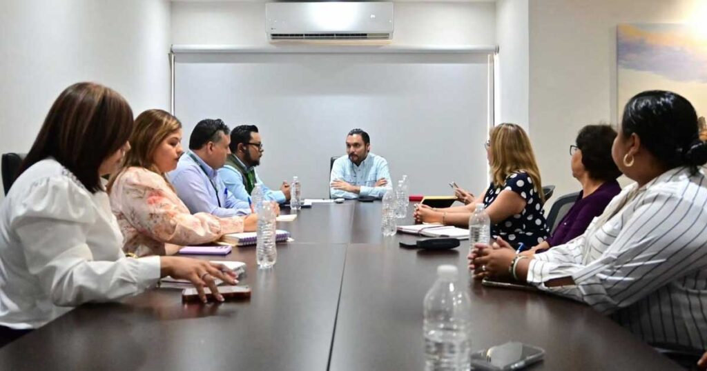 Reunión del alcalde de Monclova Carlos Villarreal con personal de CFE y SIMAS.