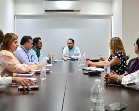 Reunión del alcalde de Monclova Carlos Villarreal con personal de CFE y SIMAS.
