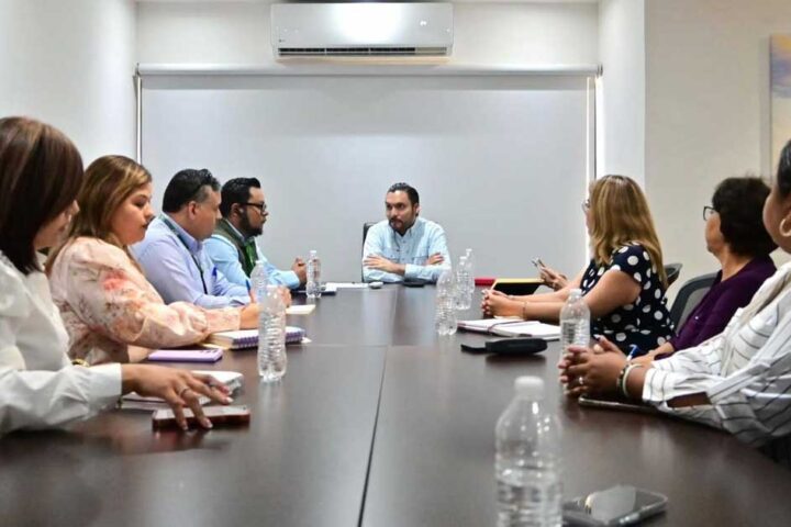 Reunión del alcalde de Monclova Carlos Villarreal con personal de CFE y SIMAS.