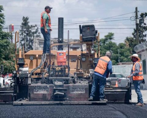 Trabajadores y maquinaria repavimentando en Saltillo.