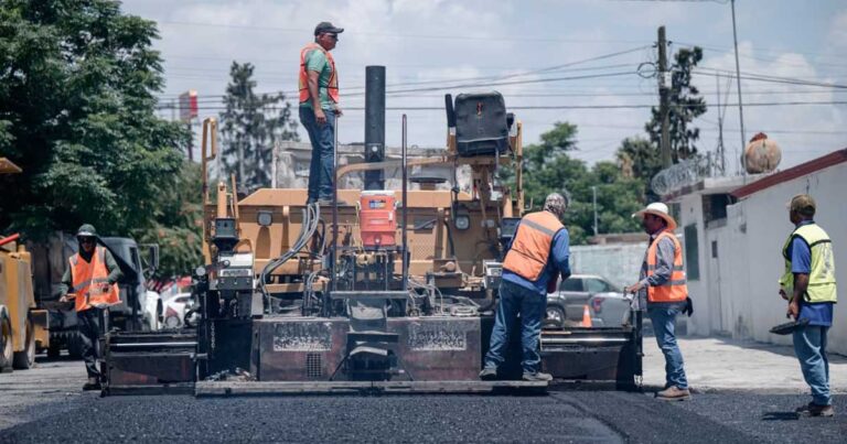 Trabajadores y maquinaria repavimentando en Saltillo.