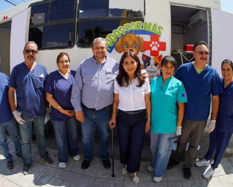 Funcionarios y unidad móvil de bienestar animal.