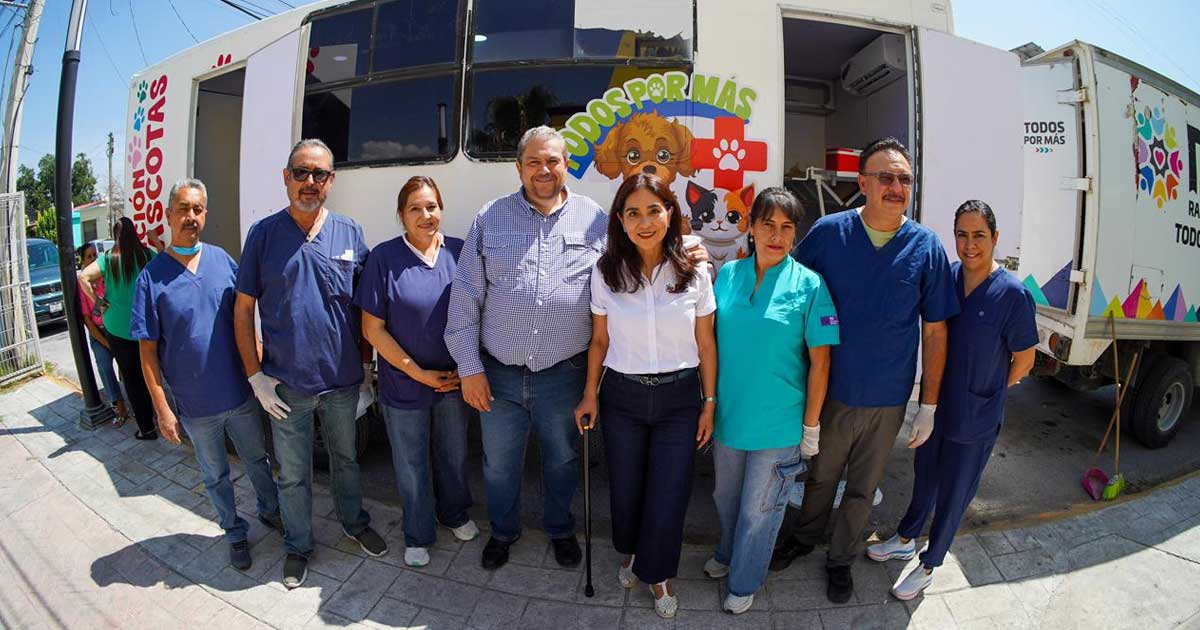Funcionarios y unidad móvil de bienestar animal.