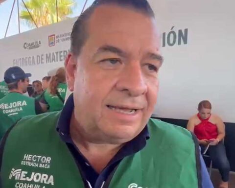 Héctor Estrada Baca, director de Desarrollo Social en Torreón, dando declaraciones a medios.