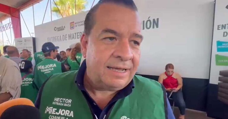 Héctor Estrada Baca, director de Desarrollo Social en Torreón, dando declaraciones a medios.