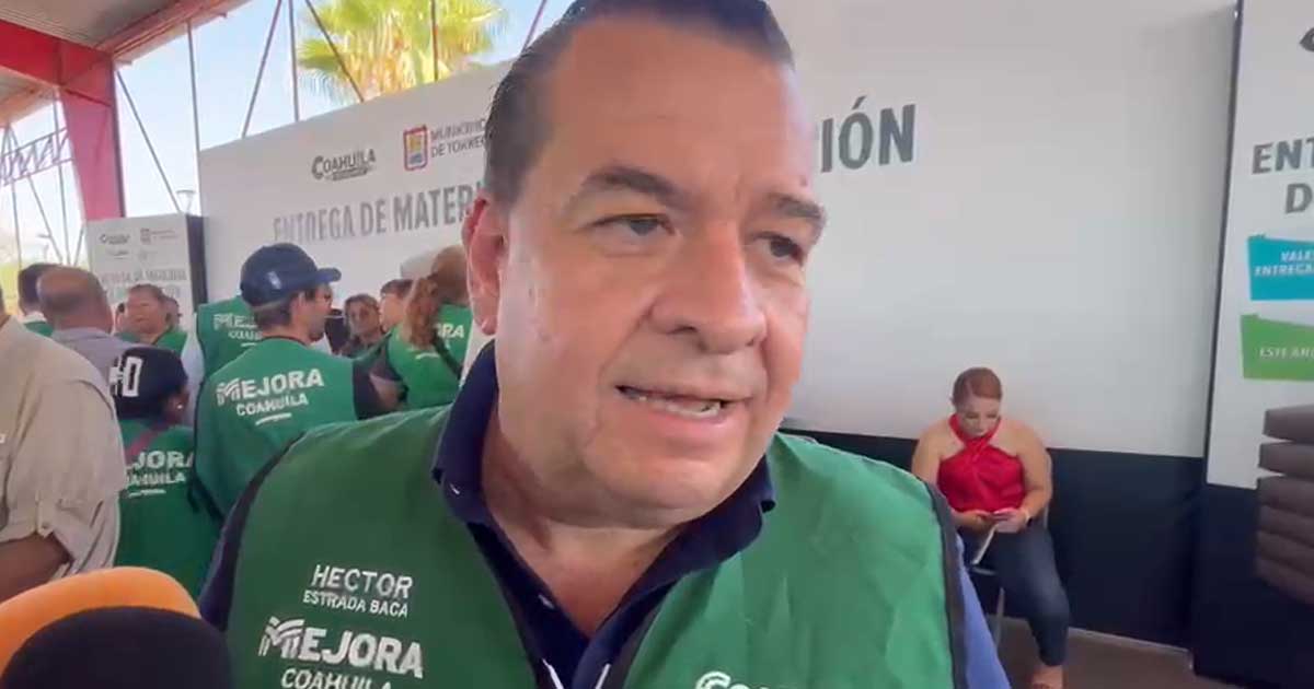 Héctor Estrada Baca, director de Desarrollo Social en Torreón, dando declaraciones a medios.