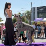 Una mujer y un perro en el Paseo de las Emprendedoras en Torreón.