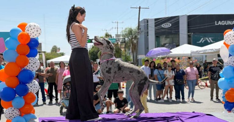 Una mujer y un perro en el Paseo de las Emprendedoras en Torreón.
