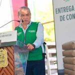 Miguel Riquelme, alcalde de Torreón, durante entrega de material de construcción.