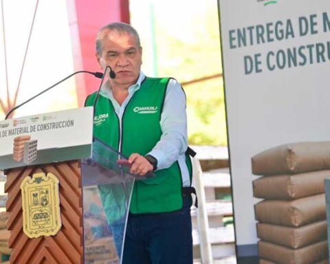 Miguel Riquelme, alcalde de Torreón, durante entrega de material de construcción.