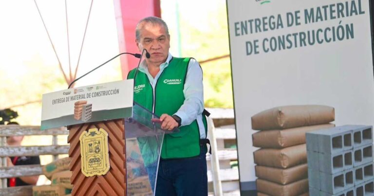 Miguel Riquelme, alcalde de Torreón, durante entrega de material de construcción.