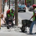 Trabajadores realizando obras en el centro de Saltillo.