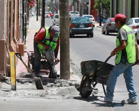Trabajadores realizando obras en el centro de Saltillo.