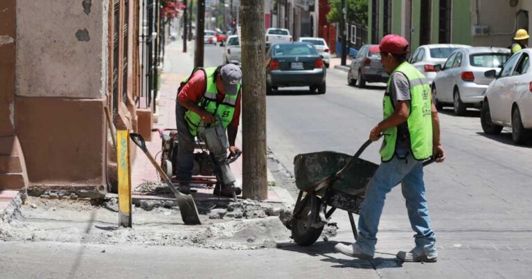 Trabajadores realizando obras en el centro de Saltillo.