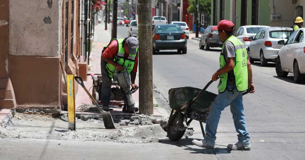 Trabajadores realizando obras en el centro de Saltillo.