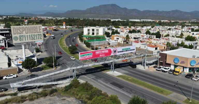Vista aérea del puente peatonal en el bulevar Emilio Arizpe de la Maza, en Saltillo.