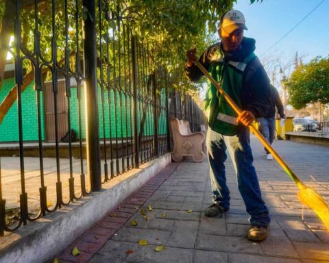 Trabajador de Ramos Arizpe barriendo una banqueta.