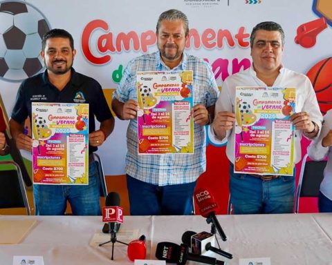 Funcionarios presentando el campamento de verano en Ramos Arizpe.