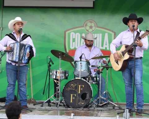 Presentación de grupo en el FINA.